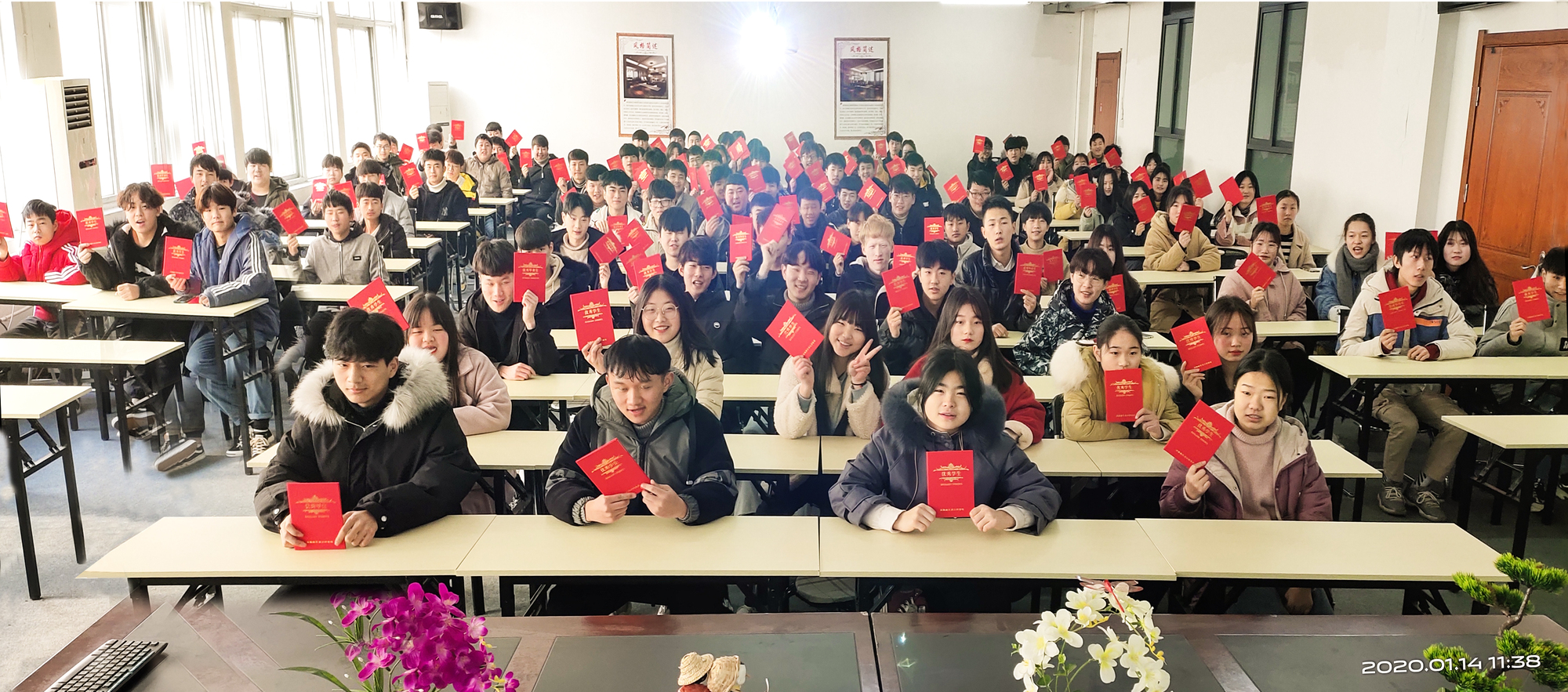 2019年度120名优秀学生合影.jpg
